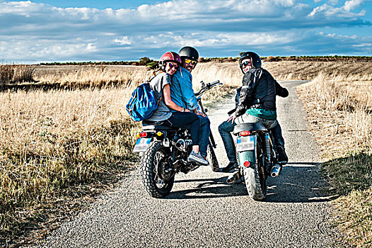 后视图,三个,朋友,摩托车,乡村道路,萨丁尼亚,意大利