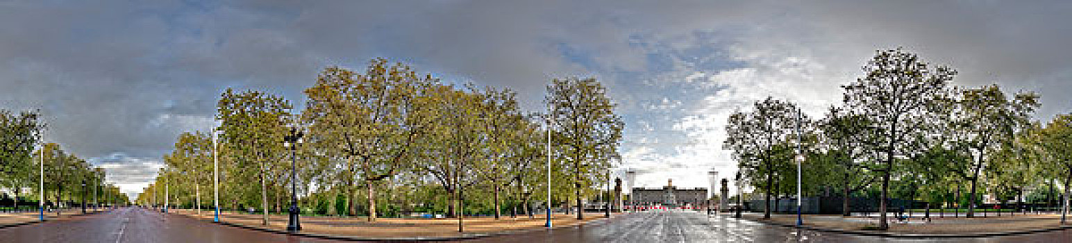 蓝天白云下的具有欧洲风格的英国伦敦白金汉宫themall林荫路