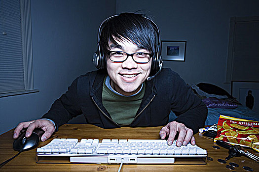 男人,键盘,耳机,微笑