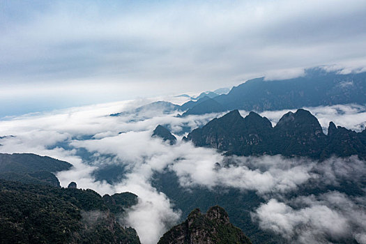 广西金秀平兰顶丹霞地貌春天云海烟雨雾景奇观