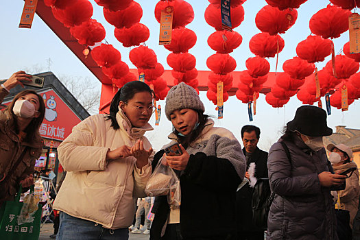 山东省日照市,元宵节里逛古镇猜灯谜,尽情感受中国传统文化魅力