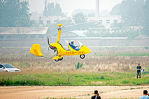 河南安阳,第十届安阳航空运动文化旅游节开幕式上各种飞行器进行精彩表演