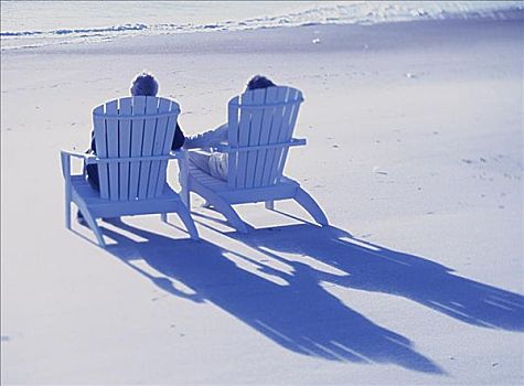 老年,夫妻,坐,折叠躺椅,海滩