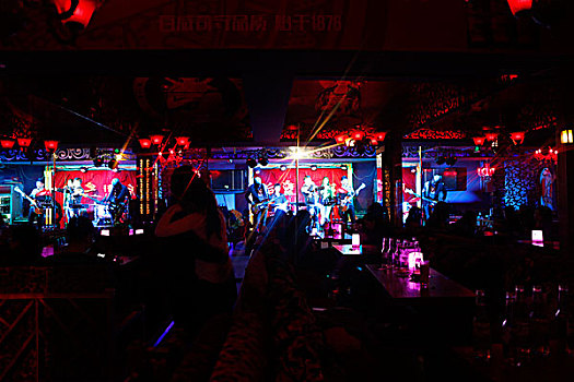 北京后海酒吧钢管舞女郎