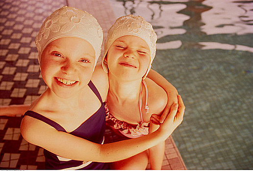 肖像,两个女孩,泳衣,靠近,游泳池