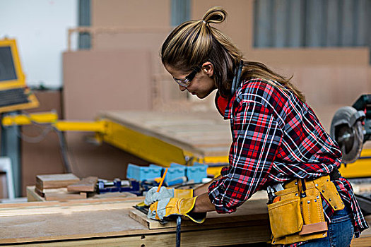 女性,木匠,标记,厚木板,铅笔,工作间