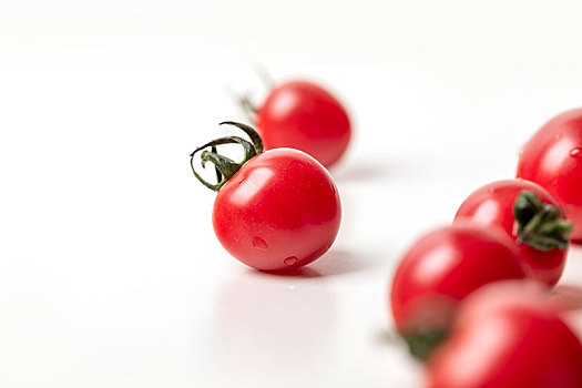 新鲜的西红柿在白色背景上