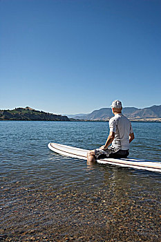 男人,站立,冲浪,湖,潘提顿,不列颠哥伦比亚省,加拿大