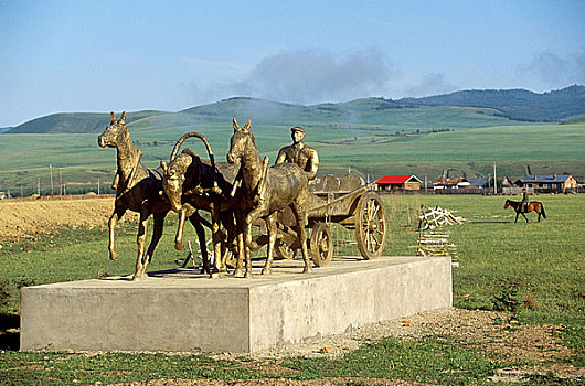 内蒙额尔古纳市的室韦俄罗斯民族自治乡,这是村头的三套马车雕塑