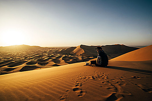 男性,旅行者,享受,晴朗,沙,沙漠,风景,撒哈拉沙漠,摩洛哥