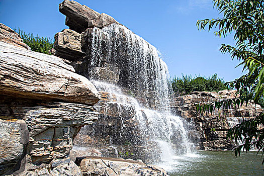 中国自然风景从岩石上流躺下来的瀑布