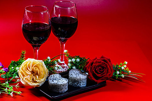 玫瑰花,红酒和心形火龙果