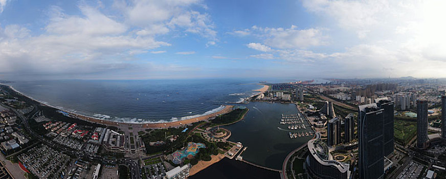 航拍夏日里的海滨风景区,蓝天白云下的风景让人陶醉