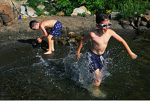 两个男孩,戴着,护目镜,泳衣,玩,湖