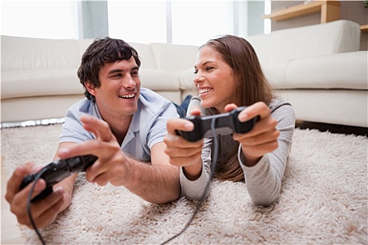 幸福伴侣,玩电玩,一起
