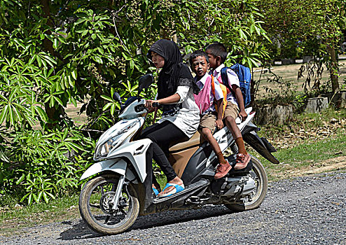 女人,穿,围巾,两个,学童,摩托车,苏梅岛,泰国,亚洲