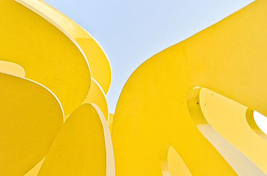 黄色抽象雕塑