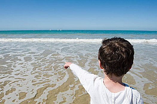 小男孩,海滩,指点,海洋,后视图