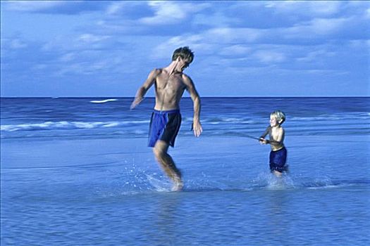 父子,跑,海滩