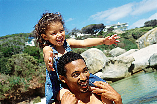 父亲,女儿,肩上,海滩,微笑,特写