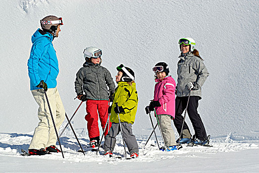 家庭,三个,6-7岁,10-11岁,滑雪,假日