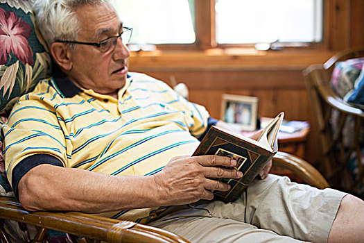 老人,坐,在家,读,书本