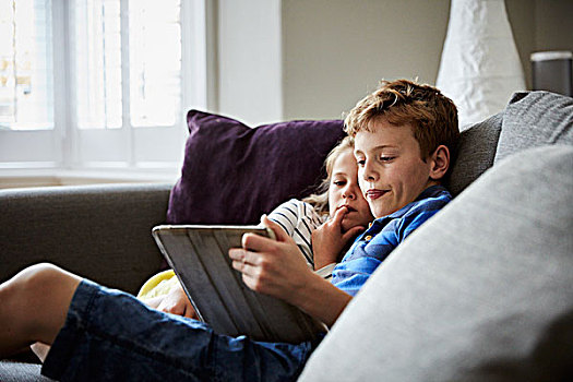 两个孩子,坐,分享,数码,看,显示屏