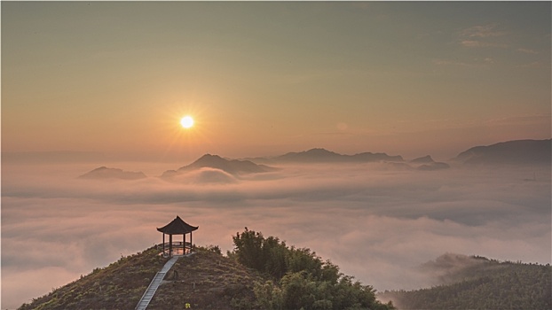 中国四川宜宾长宁双河镇晨雾缭绕高山风景