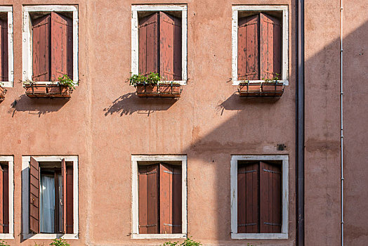 意大利威尼斯古老的彩色房子墙面和窗户窗台