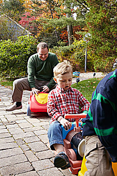 父亲,儿子,玩,玩具汽车,花园