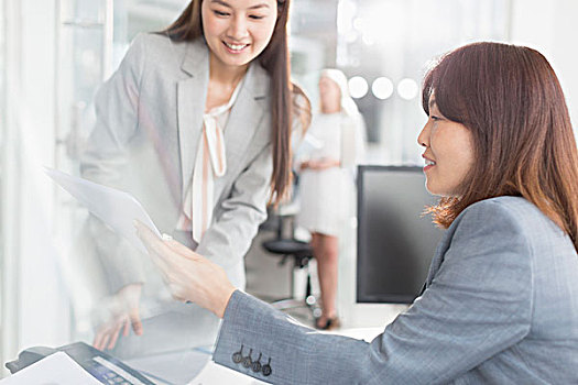 職業(yè)女性,討論,文件,辦公室