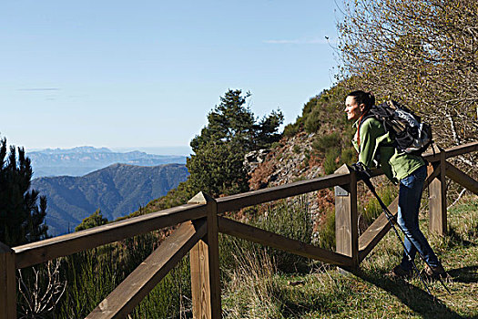 远足,看,上方,山谷,木质,栏杆,蒙特塞尼,巴塞罗那,加泰罗尼亚,西班牙