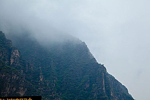 云雾笼罩着山峰