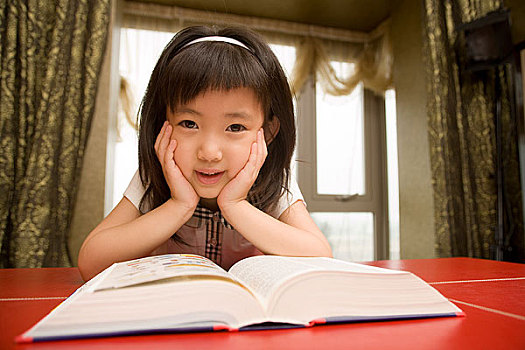 在看书的小女孩