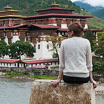 女人,坐,石头,石台,远眺,普那卡宗,普那卡,地区,不丹