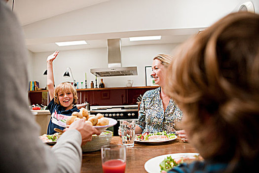 家庭,餐桌,儿子,抬起,手臂,食物