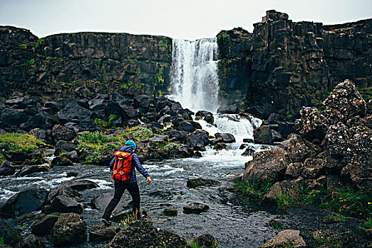 后视图,中年,女人,背包,脚步,上方,石头,河,正面,瀑布,冰岛