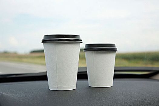 两个,一次性杯子,咖啡,汽车,仪表板