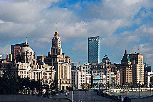 上海外滩,浦东发展银行,原汇丰银行,和海关钟楼等建筑