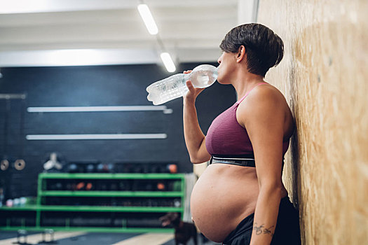 孕妇,喝,水瓶,健身房