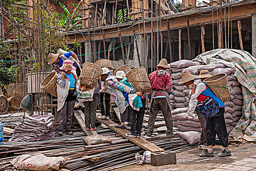 云南大理洱海双廊正在建房的民工们