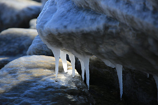 山东省日照市,气温骤降至零下11,海水结冰犹如冰河童话世界