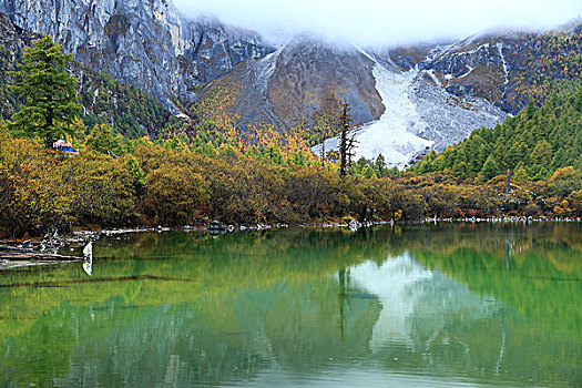 四川亚丁风景区珍珠海