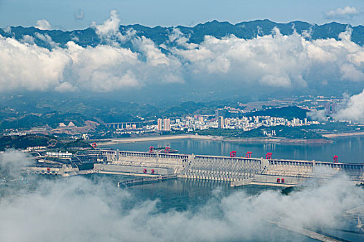 三峡大坝云雾