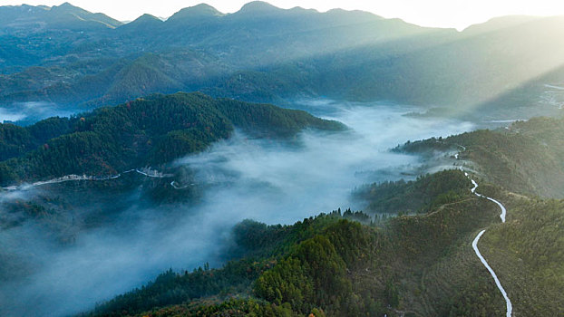 重庆酉阳,初冬盘山路连农家,雾中美如画