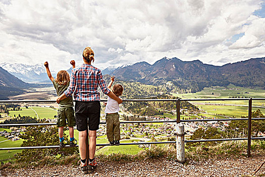 母亲,儿子,看,山,风景,后视图,加米施帕藤基兴,巴伐利亚,德国
