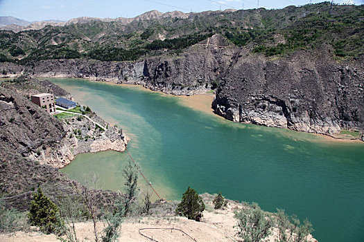 甘肃永靖,洮黄交汇,一清一浊成美景