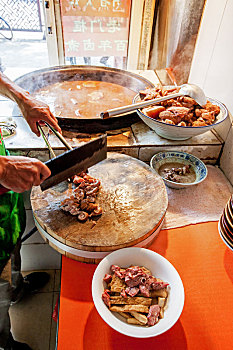 北京,门框卤煮,料足味鲜传承百年,当年鲁迅是门框胡同小吃街的常客