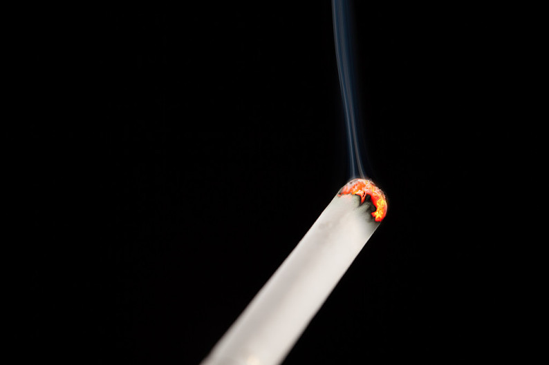 燃烧香烟图片唯美图片