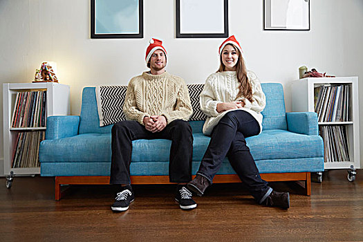 年轻,情侣,头像,圣诞帽,坐,客厅,沙发